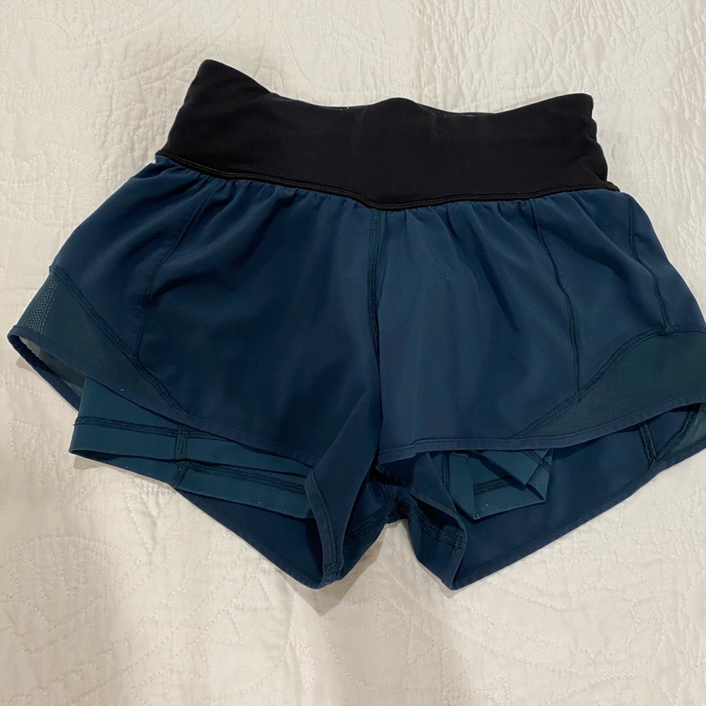 Lululemon hottie hot shorts 2.5 size 2 army green